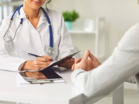 Médico documentando una consulta con DictaDoc